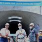 Menko Luhut dan Dubes China untuk Indonesia Lu Kang, mengunjungi proyek pembangunan Kereta Cepat Jakarta-Bandung, Rabu (30/03/2022). (Foto: Kemenko Marves)
