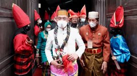 Muhadjir Effendy Diberi Gelar Daeng Majarre. (Foto:Pelopor.id/Kemenko PMK)