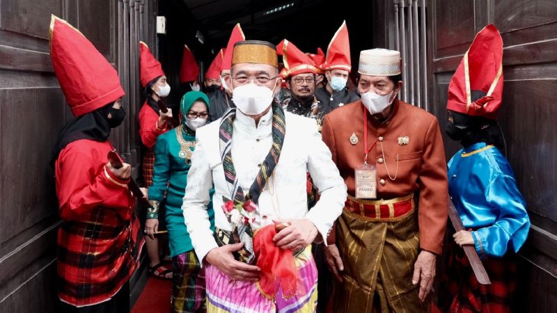 Muhadjir Effendy Diberi Gelar Daeng Majarre. (Foto:Pelopor.id/Kemenko PMK)