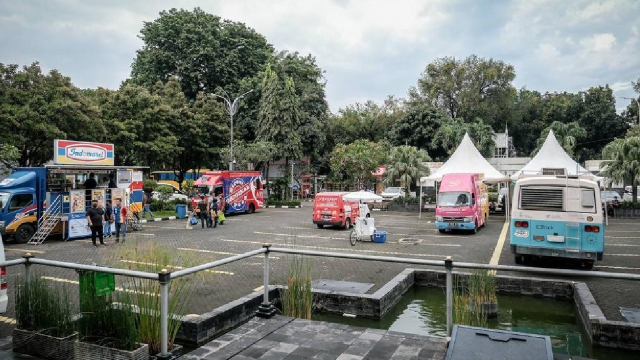 Sandiaga Uno Lepas 10 Food Truck Goes To Mandalika. (Foto:Pelopor.id/Kemenparekraf)