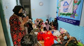 Menteri Sosial Tri Rismaharini saat menyerahkan bantuan untuk anak-anak berkebutuhan khusus. (Foto:Pelopor.id/Kemensos)