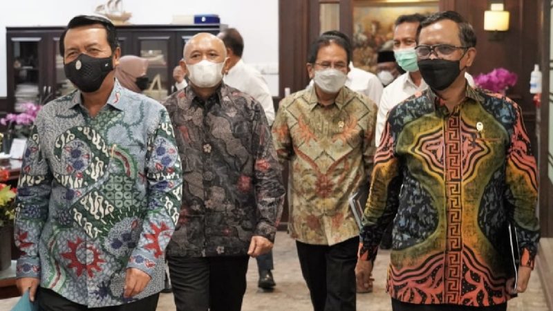 MenkopUKM Teten Masduki bersama Menko Polhukam, Mahfud MD, Menteri ATR/BPN Sofyan Djalil dan Ketua MA, Muhammad Syarifuddin pada Senin, (21/03/2022). (Foto:KemenkopUKM) 