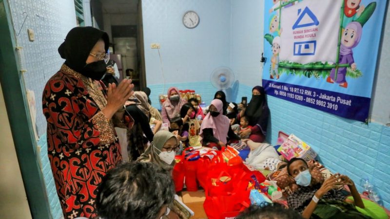Menteri Sosial Tri Rismaharini saat menyerahkan bantuan untuk anak-anak berkebutuhan khusus. (Foto:Pelopor.id/Kemensos)