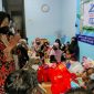 Menteri Sosial Tri Rismaharini saat menyerahkan bantuan untuk anak-anak berkebutuhan khusus. (Foto:Pelopor.id/Kemensos)