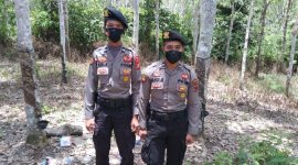 Anggota Polri yang berlatar belakang Suku Anak Dalam, Bripda Jeni Adi Saputra, dan Bripda Sarif Santoso. (Foto:Kemensos)