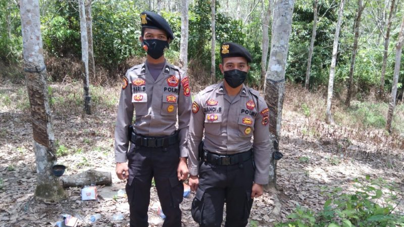 Anggota Polri yang berlatar belakang Suku Anak Dalam, Bripda Jeni Adi Saputra, dan Bripda Sarif Santoso. (Foto:Kemensos)