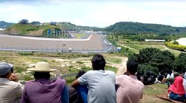 Nonton MotoGP Mandalika dari Bukit Seger. (Foto:pelopor.id/SS YouTube Iysbet Laura)