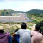 Nonton MotoGP Mandalika dari Bukit Seger. (Foto:pelopor.id/SS YouTube Iysbet Laura)