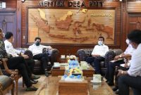 Mendes PDTT Abdul Halim Iskandar, menerima kunjungan Bupati Simalungun Radiapoh Hasiholan Sinaga di ruang kerjanya, Selasa (15/03/2022). (Foto: Pelopor.id/Kemendes PDTT)