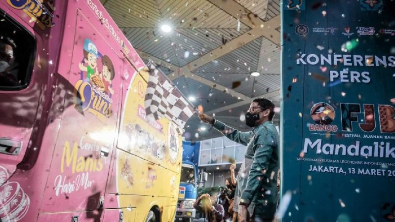 Sandiaga Uno Lepas 10 Food Truck Goes To Mandalika. (Foto:Pelopor.id/Kemenparekraf)