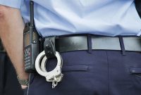 ilustrasi polisi dengan borgol. (Foto:Pelopor.id/Pixabay/cocoparisienne)