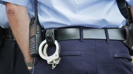 ilustrasi polisi dengan borgol. (Foto:Pelopor.id/Pixabay/cocoparisienne)