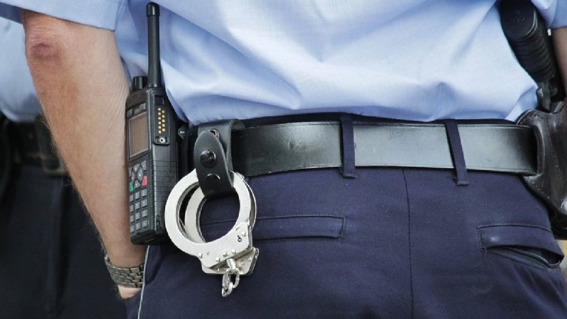 ilustrasi polisi dengan borgol. (Foto:Pelopor.id/Pixabay/cocoparisienne)