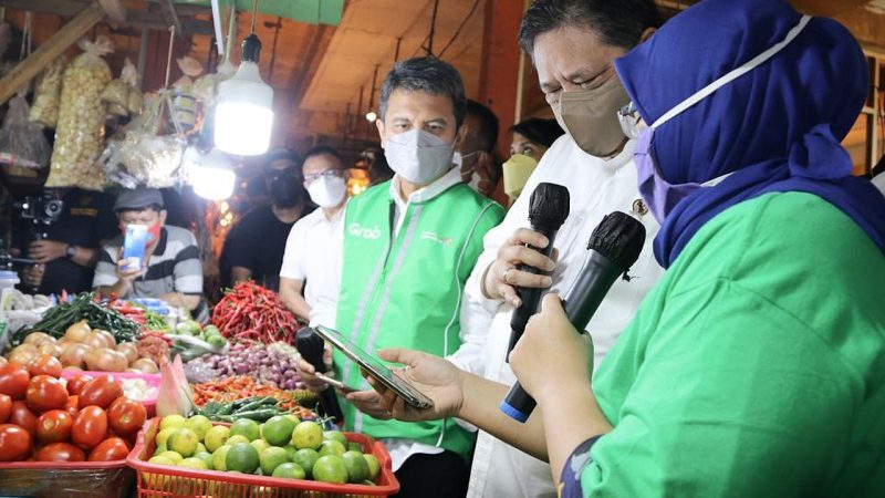 Menteri Koordinator (Menko) Perekonomian, Airlangga Hartarto pada Kamis, (24/03/2022) pagi, meninjau implementasi digitalisasi pasar tradisional kerja sama Grab dan BNI di Pasar Tomang Barat, DKI Jakarta. (Foto: Twitter Airlangga Hartarto)