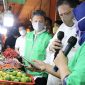 Menteri Koordinator (Menko) Perekonomian, Airlangga Hartarto pada Kamis, (24/03/2022) pagi, meninjau implementasi digitalisasi pasar tradisional kerja sama Grab dan BNI di Pasar Tomang Barat, DKI Jakarta. (Foto: Twitter Airlangga Hartarto)