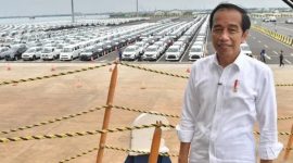 Presiden Jokowi meninjau pelepasan ekspor mobil ke sejumlah negara dari Pelabuhan Patimban, Subang, Jawa Barat. (Foto: Pelopor.id/Instagram @jokowi) 