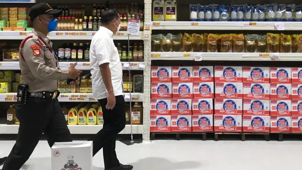 Menteri Perdagangan Muhammad Lutfi melakukan sidak ke sejumlah ritel modern di bilangan Kelapa Gading, Jakarta Utara untuk mengecek ketersediaan minyak goreng