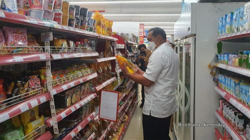 Menteri Perdagangan Muhammad Lutfi melakukan sidak ke sejumlah ritel modern di bilangan Kelapa Gading, Jakarta Utara untuk mengecek ketersediaan minyak goreng. (Foto:Pelopor.id/kemendag)