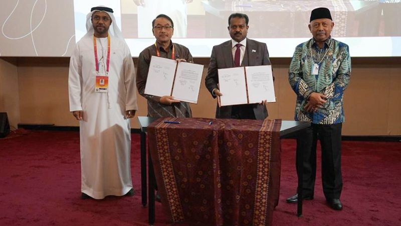 Direktur Jenderal Pengembangan Ekspor Nasional Kemendag Didi Sumedi (kedua dari kiri) dan COO Lulu Group International yang diwakili Director of Private Label Shamim Sainulabdeen (kedua dari kanan) menandatangani MoU kerja sama promosi di Dubai, Uni Emirat Arab, Rabu (30/03/2022). (Foto:Kemendag)
