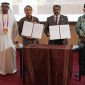 Direktur Jenderal Pengembangan Ekspor Nasional Kemendag Didi Sumedi (kedua dari kiri) dan COO Lulu Group International yang diwakili Director of Private Label Shamim Sainulabdeen (kedua dari kanan) menandatangani MoU kerja sama promosi di Dubai, Uni Emirat Arab, Rabu (30/03/2022). (Foto:Kemendag)
