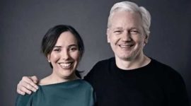Pendiri WikiLeaks Julian Assange (kanan) dan tunangannya Stella Moris (kiri) menikah pada Rabu (23/03/2022) di penjara Belmarsh, London, Inggris. (Foto: Pelopor.id/Instagram) 