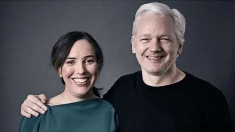 Pendiri WikiLeaks Julian Assange (kanan) dan tunangannya Stella Moris (kiri) menikah pada Rabu (23/03/2022) di penjara Belmarsh, London, Inggris. (Foto: Pelopor.id/Instagram) 