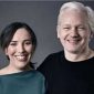 Pendiri WikiLeaks Julian Assange (kanan) dan tunangannya Stella Moris (kiri) menikah pada Rabu (23/03/2022) di penjara Belmarsh, London, Inggris. (Foto: Pelopor.id/Instagram) 
