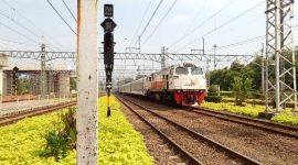 Kereta api melintas di Stasiun Manggarai, Jakarta. (Foto: Pelopor.id/Unsplash) 