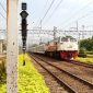 Kereta api melintas di Stasiun Manggarai, Jakarta. (Foto: Pelopor.id/Unsplash) 