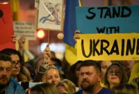 Aksi demonstrasi di Portugal mendukung Ukraina yang tengah menghadapi invasi Rusia. (Foto: Pelopor.id/Unsplash) 