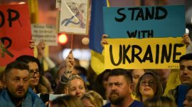 Aksi demonstrasi di Portugal mendukung Ukraina yang tengah menghadapi invasi Rusia. (Foto: Pelopor.id/Unsplash) 