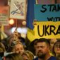 Aksi demonstrasi di Portugal mendukung Ukraina yang tengah menghadapi invasi Rusia. (Foto: Pelopor.id/Unsplash) 