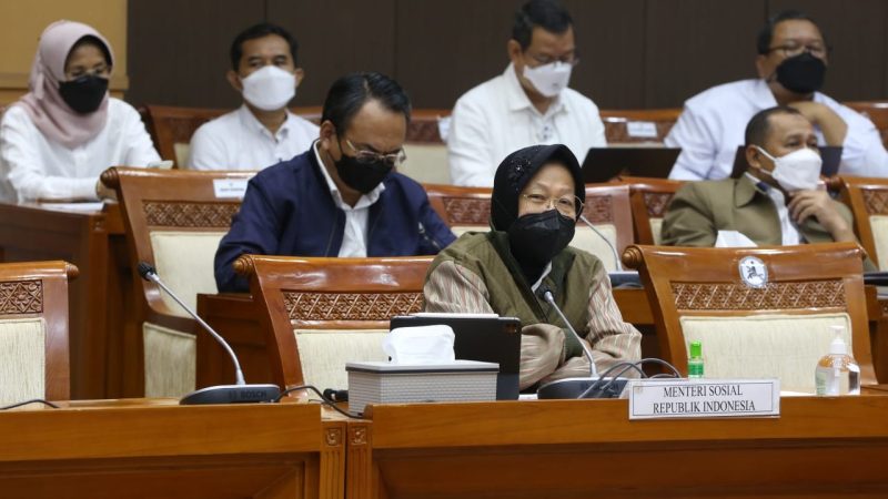 Rapat Kerja antara Komisi VIll dengan Menteri Sosial Tri Rismaharini dan jajaran di Gedung DPR RI pada Rabu (13/04/2022). (Foto: Kemensos)