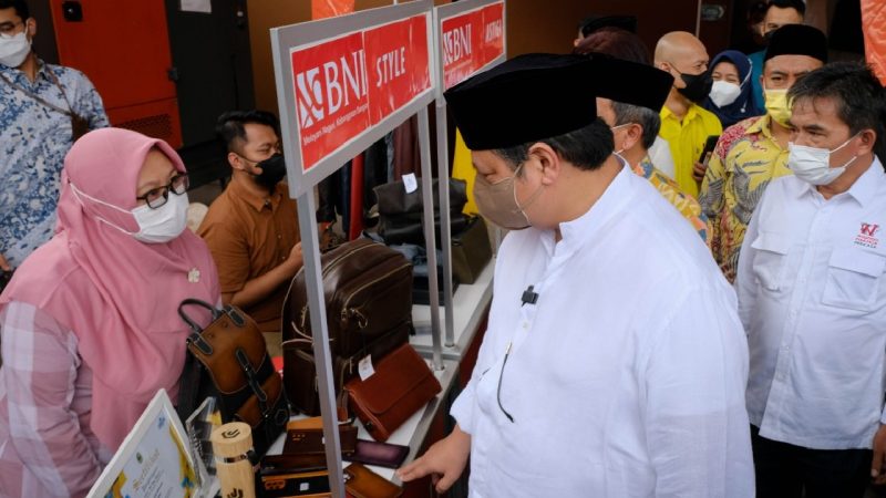 Menko Airlangga saat melakukan kunjungan kerja ke Kabupaten Garut, Provinsi Jawa Barat, Kamis (21/04/2022). (Foto: Kemenko Ekon)