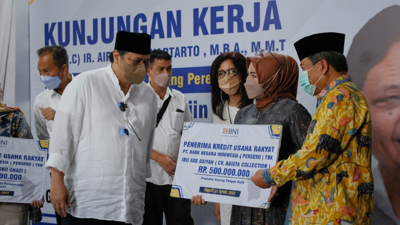 Menko Airlangga menyerahkan KUR secara simbolis saat melakukan kunjungan kerja ke Kabupaten Garut, Provinsi Jawa Barat, Kamis (21/04/2022). (Foto: Kemenko Ekon)