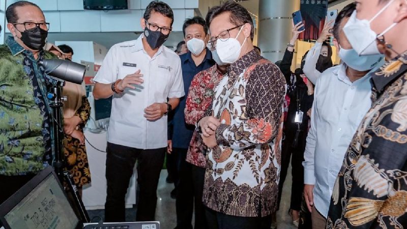 Menparekraf Sandiaga Uno saat mengunjungi Business Matching Tahap Kedua Belanja Barang/ Jasa Pemerintah untuk Produk Dalam Negeri 