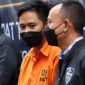 Doni Salmanan (tengah) tersangka kasus penipuan binary option melalui aplikasi Quotex. (Foto: Tribrata)