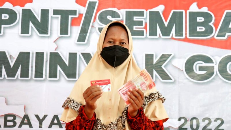 Salah satu masyarakat yang menerima bantuan sosial di Kecamatan Kenjeran, Surabaya, Minggu, (17/04/2022). (Foto:Kemensos)