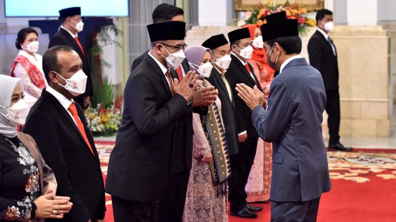 Presiden RI Joko Widodo (Jokowi) hari ini Selasa, (12/04/2022) resmi melantik anggota Komisi Pemilihan Umum (KPU) dan Badan Pengawas Pemilu (Bawaslu) periode 2022-2027. (Foto:Setkab)