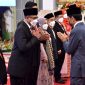 Presiden RI Joko Widodo (Jokowi) hari ini Selasa, (12/04/2022) resmi melantik anggota Komisi Pemilihan Umum (KPU) dan Badan Pengawas Pemilu (Bawaslu) periode 2022-2027. (Foto:Setkab)