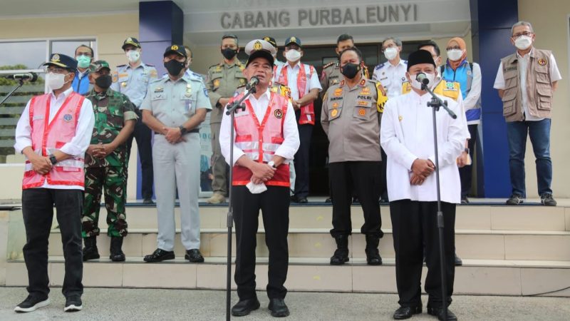 Menko PMK Muhadjir Effendy usaiRapat Koordinasi Kesiapan Dalam Penyelenggaraan Angkutan Lebaran Tahun 2022, di Kantor Pusat Jasa Marga Gerbang Tol Pasteur, Bandung, Jawa Barat, pada Sabtu (23/04/2022). (Foto:Kemenko PMK)