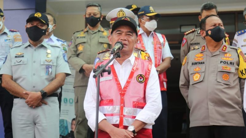 Menko PMK Muhadjir Effendy usaiRapat Koordinasi Kesiapan Dalam Penyelenggaraan Angkutan Lebaran Tahun 2022, di Kantor Pusat Jasa Marga Gerbang Tol Pasteur, Bandung, Jawa Barat, pada Sabtu (23/04/2022). (Foto:Kemenko PMK)