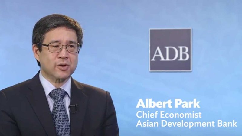 Kepala Ekonom Bank Pembangunan Asia Albert Park. (Foto: Pelopor.id/Twitter @ADB_HQ) 