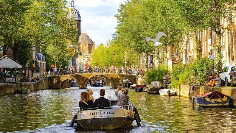 Kanal di Amsterdam. (Foto: Pelopor.id/Pixabay/djedj) 