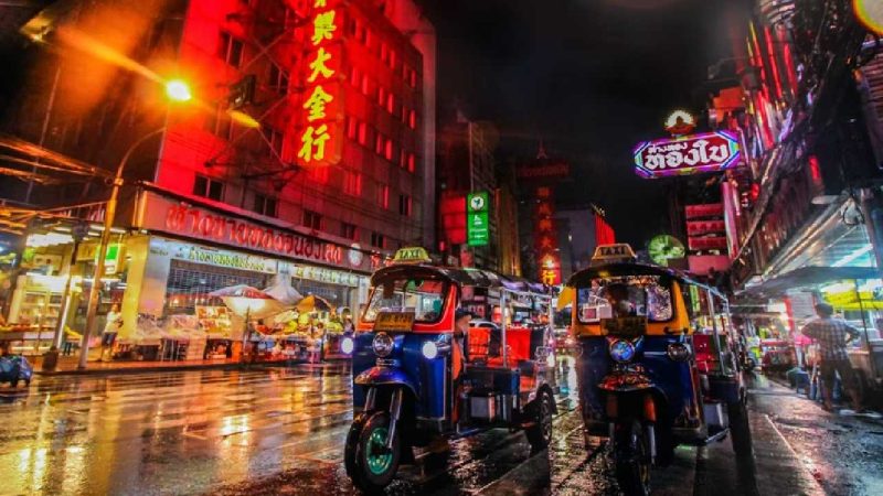 Pemandangan tuk-tuk di Chinatown Bangkok, Thailand. (Foto: Pelopor.id/Unsplash/Florian Wehde) 