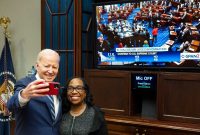 Presiden AS Joe Biden berfoto dengan Hakim Mahkamah Agung AS Ketanji Brown Jackson. (Foto: Pelopor.id/Twitter @POTUS) 
