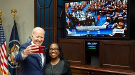 Presiden AS Joe Biden berfoto dengan Hakim Mahkamah Agung AS Ketanji Brown Jackson. (Foto: Pelopor.id/Twitter @POTUS) 