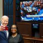 Presiden AS Joe Biden berfoto dengan Hakim Mahkamah Agung AS Ketanji Brown Jackson. (Foto: Pelopor.id/Twitter @POTUS) 