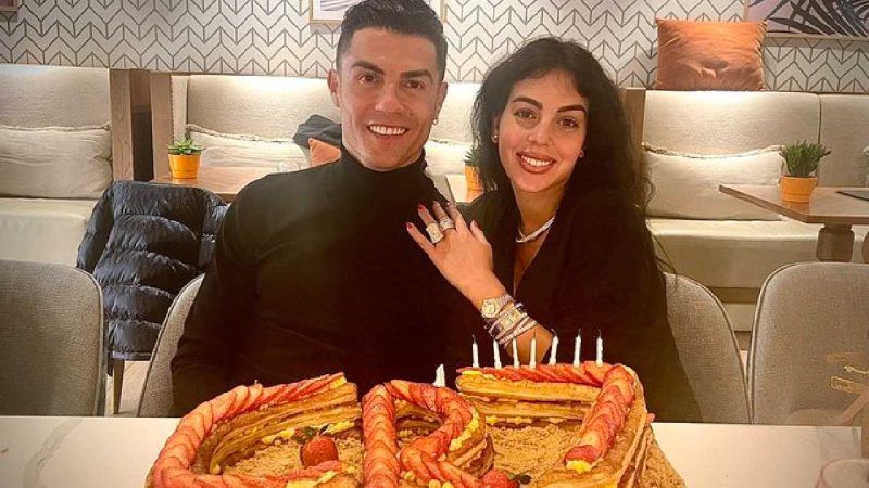 Cristiano Ronaldo dan pasangannya, Georgina Rodriguez. (Foto: Pelopor.id/Twitter @Cristiano) 
