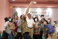 Menteri Koordinator Bidang Kemaritiman dan Investasi (Menko Marves) Luhut Binsar Pandjaitan, meresmikan Bazar Ramadan 2022 di Gedung Sopo Del, Jakarta Selatan pada Kamis (07/04/2022). (Foto:Kemenko Marves)